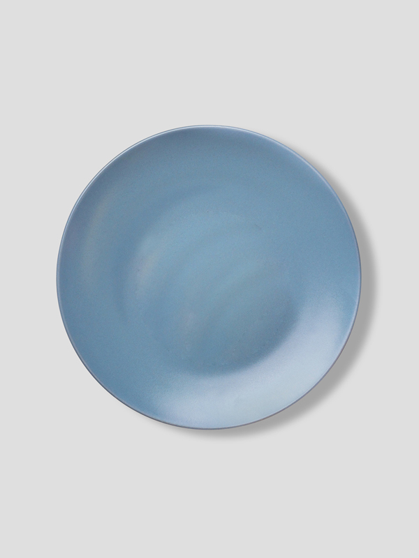 assiette bleu clair en porcelaine