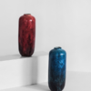 deux vases moderne en poterie, couleur rouge et bleu